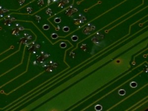 DSCI0017.JPG (1.45 MiB) 18648 mal betrachtet Rest mit kleinen und scharfen Seitenschneider kurz über der Leiterplatte abschneiden und die Lötstelle nochmals mit Lötkolben erhitzen um die Lötstelle Sauber zu machen.