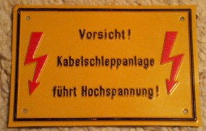 Langes von Leitung Warnung Bild.