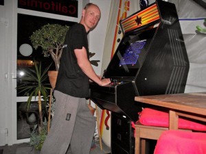 Jamma_with_torsten.jpg (56.63 KiB) 13803 mal betrachtet Torsten spiel Pacman mit Uzebox Jamma