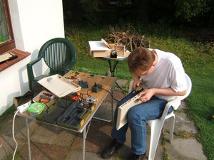 Zwei C64- Gehäuse müssen drann glauben.