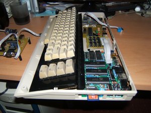 C64- Gehäuse mit Key/Joystick- Adapter und EEPROM- Karte.