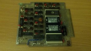 2014-06-08_00-10-19_852.jpg (1.21 MiB) 13944 mal betrachtet Eine Brücke für /WR. Die Verbindung wurde zwischen EPROM und 1. NVRAM getrennt (unter EPROM).