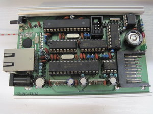 Ansicht von Oben (neues Bild): <br />1.Reihe : Spannungsversorgung,<br />2.Reihe : Ethernet, SRAM, SD<br />3.Reihe : RFM12B, Levelshifter (74HC4050, 2 x 74HCT125 längs und quer) und Goldcap<br />4.Reihe : Reset-Taster, EEProm mit MAC-Adresse, Prozessor ATmega328p, ISP-und FTDI Header sowie RTC DS1307