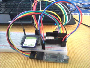 Modul eingesteckt in einem Breadboard und Programmierung mit FTDI-Programmer und Adapterkabel.