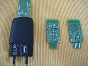 ESPmicroServer_board, rechts TOP und links BOT und ein Board in einem Stecker Netzteil.