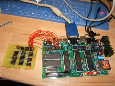 Ein Bild des ersten Tests des EEPROM- Adapters.
